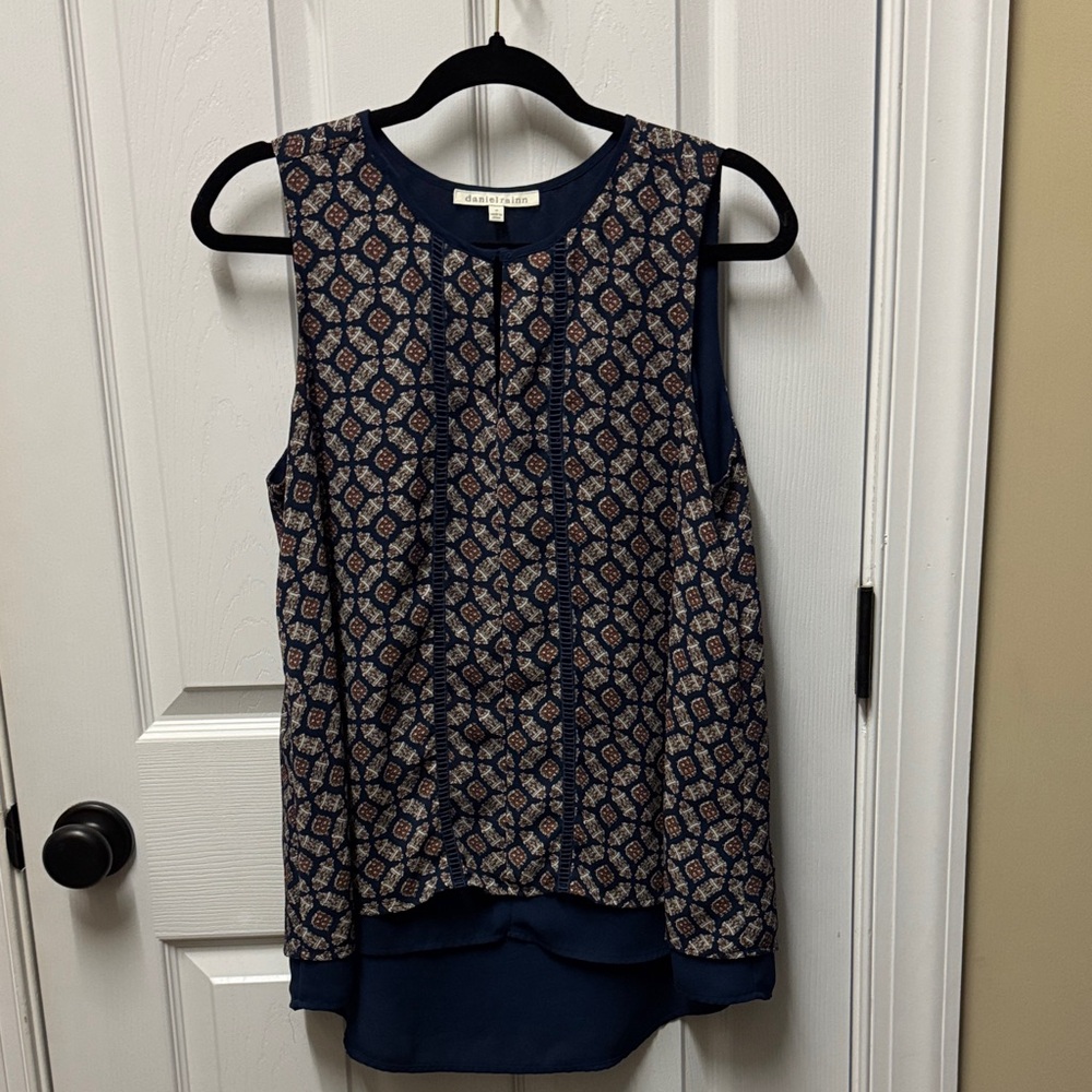 Daniel Rainn Navy and Beige Patterned Sleeveless Blouse
